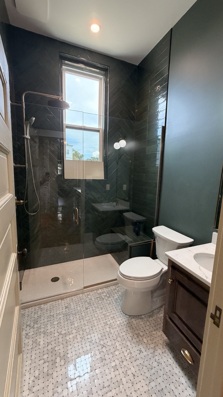 Bathroom & walk-in shower